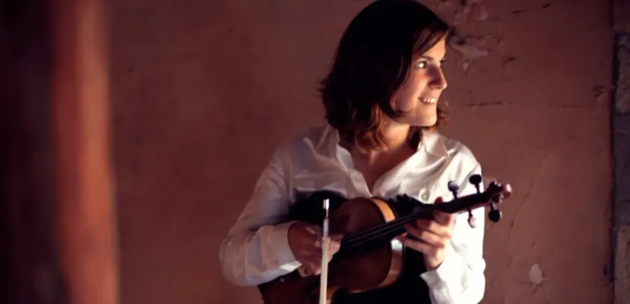 Caroline Bugala joue du violon sur scène.