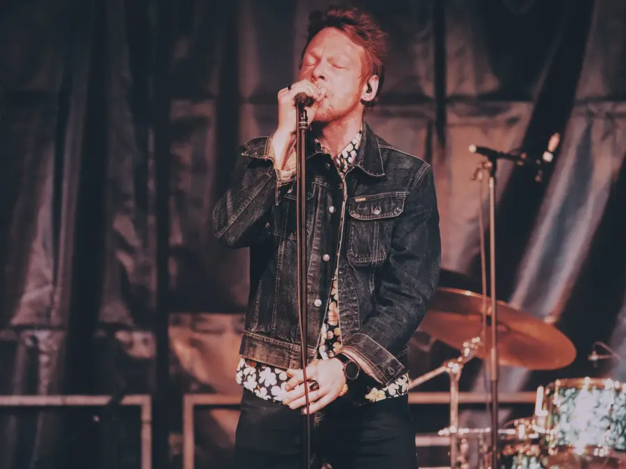 King Child en concert, le chant sur scène.